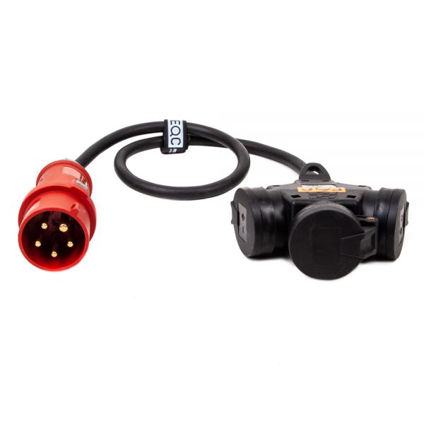 Kompakter Stromverteiler mit 16A-CEE-Eingang und drei Schuko-Ausgängen für Lampen und Ladegeräte.
