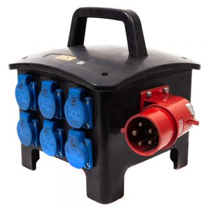 Stromverteilerbox mit 32A-CEE-Eingang und Phasenwender, sechs Schuko-Ausgängen und einer 16A-CEE-Buchse.