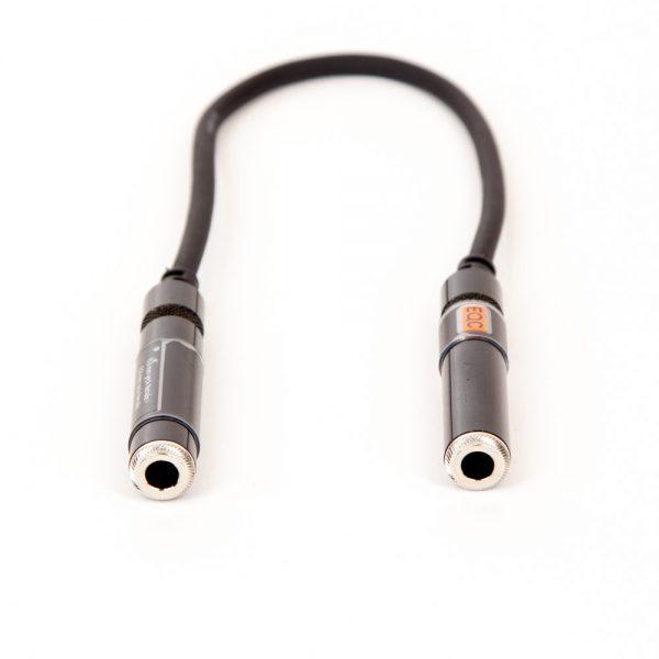 Kurzes Adapterkabel mit beidseitiger 6,3-mm-Klinkenbuchse, 20 cm Länge, als Kupplung für Klinkenstecker.