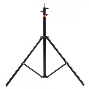 ARRI 050MKA ist ein dreiteiliges Beleuchtungsstativ aus Aluminium mit 16-mm-Zapfen und einer maximalen Höhe von 260 cm.