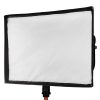 Vollständig abstimmbares LED-Softlight für weiches, gleichmäßiges Licht mit hoher Farbgenauigkeit (CRI 95). ARRI SkyPanel S60-C, LED-Softlight mit aufgespannter Diffusionsfolie für weiches Streulicht.