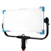 Vollständig abstimmbares LED-Softlight für weiches, gleichmäßiges Licht mit hoher Farbgenauigkeit (CRI 95). ARRI SkyPanel S60-C, LED-Softlight mit Lichtaustritt 645 x 300 mm und Farbtemperatur 2800 bis 10.000 K.