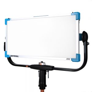 ARRI SkyPanel S60-C, LED-Softlight mit Lichtaustritt 645 x 300 mm und Farbtemperatur 2800 bis 10.000 K.