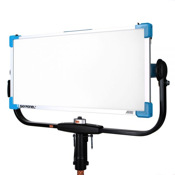ARRI SkyPanel S60-C, LED-Softlight mit Lichtaustritt 645 x 300 mm und Farbtemperatur 2800 bis 10.000 K.
