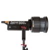 An der LS C120d II erreicht die Fresnel 2X bis zu 14-fach höhere Helligkeit. Aputure Fresnel 2X Verstärkerlinse montiert auf einer Aputure LS 300d Leuchte auf Stativ.