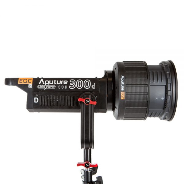 Aputure Fresnel 2X Verstärkerlinse montiert auf einer Aputure LS 300d Leuchte auf Stativ.