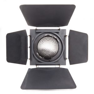Aputure Fresnel Reflektor 12-42° mit vier verstellbaren Torflügeln zur Lichtformung.
