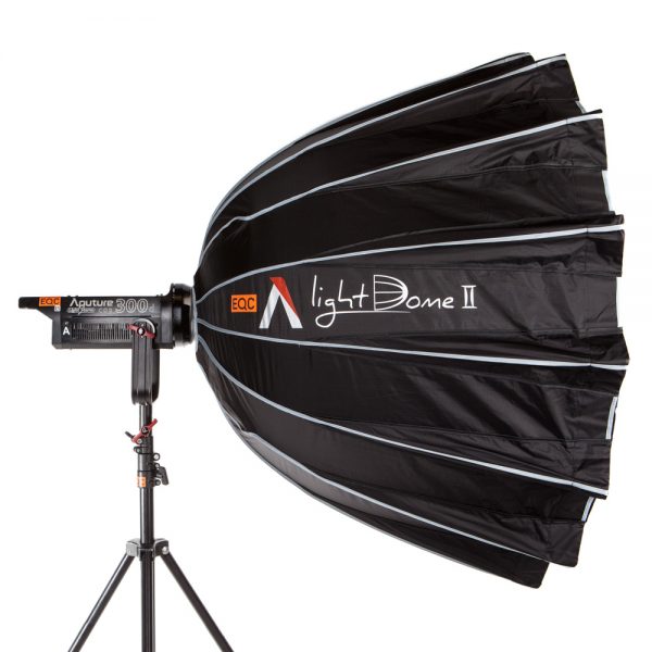 Aputure Light Dome II Softbox 88cm montiert auf einer Leuchte auf einem Lichtstativ.
