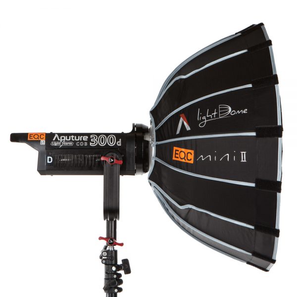 Aputure Light Dome Mini II Softbox 55cm montiert auf einer Aputure LS 300d Leuchte.