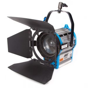 ARRI 1000 Plus ist ein 1000-Watt-Fresnel-Scheinwerfer mit stufenlos verstellbarem Spot-Flood-Bereich und 130-mm-Linse.