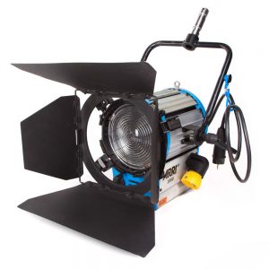ARRI 2000 ist ein 2000-Watt-Fresnel-Scheinwerfer mit stufenlos verstellbarem Spot-Flood-Bereich und robustem Metallgehäuse.