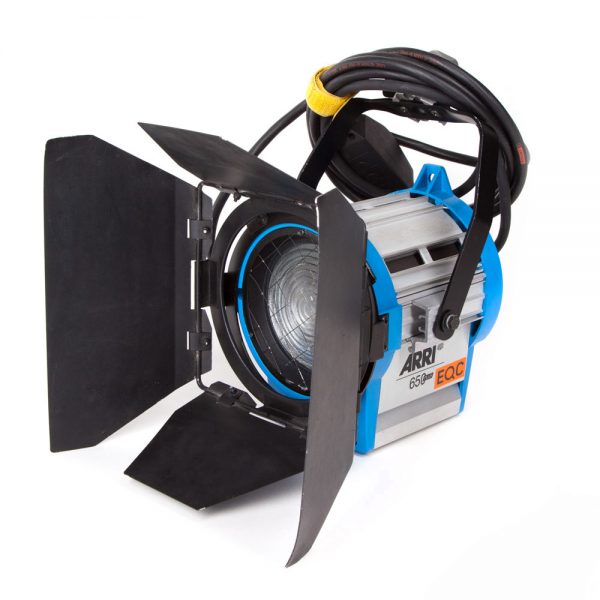 ARRI 650 Plus ist ein 650-Watt-Fresnel-Scheinwerfer mit Abstrahlwinkel von 14,5° Spot bis 52° Flut und GY9.5-Fassung.