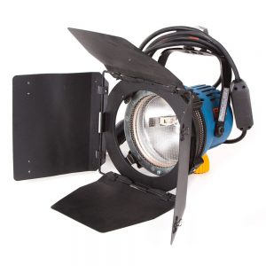 ARRI Arrilite 800 Open Face Lampe, ein 800-Watt-Kunstlicht-Scheinwerfer mit verstellbaren Flügeltoren.