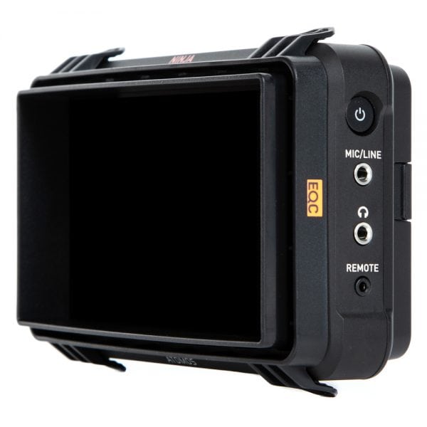 Atomos Ninja V HDMI-Monitor mit seitlichem Bedienfeld, Power-Taste sowie Mic/Line- und Remote-Anschluss.