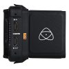 Atomos Ninja V HDMI-Monitor mit seitlichem Anschlussfeld aus zwei HDMI-Buchsen für Ein- und Ausgang.