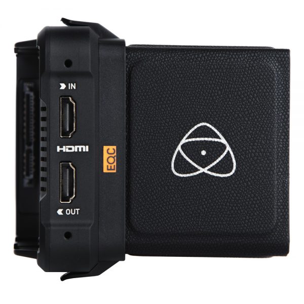 Atomos Ninja V HDMI-Monitor mit seitlichem Anschlussfeld aus zwei HDMI-Buchsen für Ein- und Ausgang.