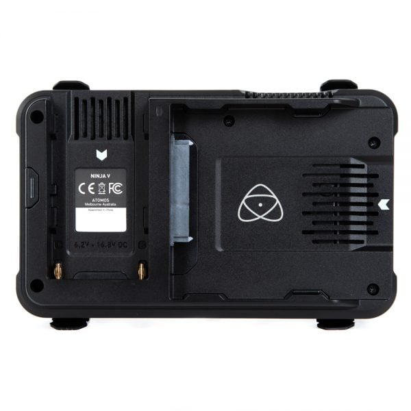 Atomos Ninja V HDMI-Monitor, Rückseite mit NP-F-Akkuhalterung und sichtbaren Kühlrippen.
