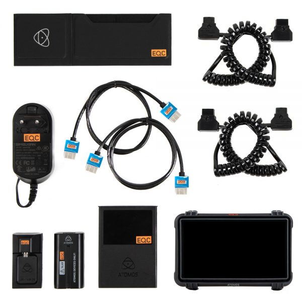 Atomos Ninja V HDMI-Monitor im vollständigen Set mit Kabeln, Netzteil, Akkus, Ladegerät und Tasche.