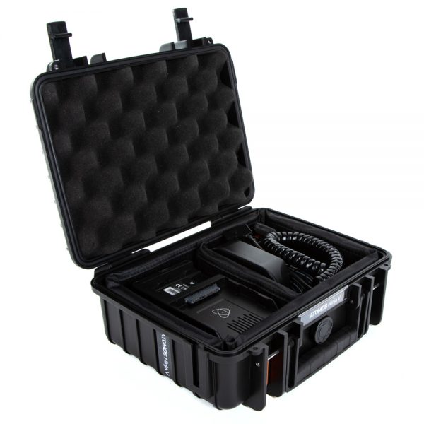 Atomos Ninja V HDMI-Monitor im geöffneten Transportkoffer mit Spiralkabeln und Zubehör.