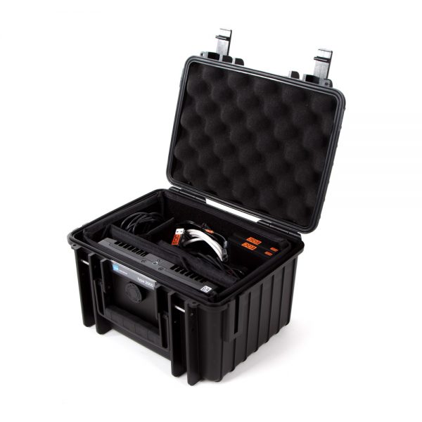 Atomos Shogun 7-Zoll-Recorder liegt mit dem Kabelzubehör im gepolsterten Transportkoffer.