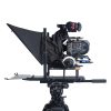 Through-the-Lens-Aufbau: Die Kamera filmt durch den Beamsplitter, während der Text angezeigt wird. Autocue Teleprompter für iPad Pro 12,9 Zoll mit montierter Cine-Kamera auf Stativkopf.