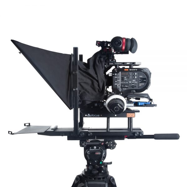 Autocue Teleprompter für iPad Pro 12,9 Zoll mit montierter Cine-Kamera auf Stativkopf.