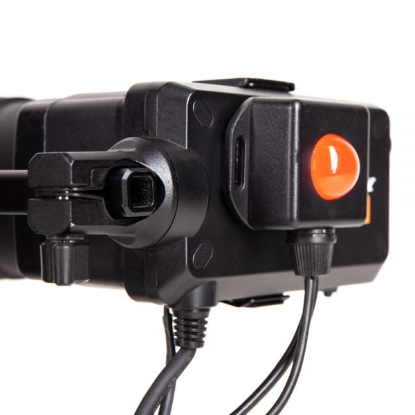 Blackmagic ATEM Kamera Converter BM-SWRCONV in Nahaufnahme mit zwei roten Tally-Leuchten.