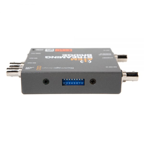 Blackmagic Design ATEM Streaming Bridge mit DIP-Schaltern zur Konfiguration von Interlace und Ausgangspegel.