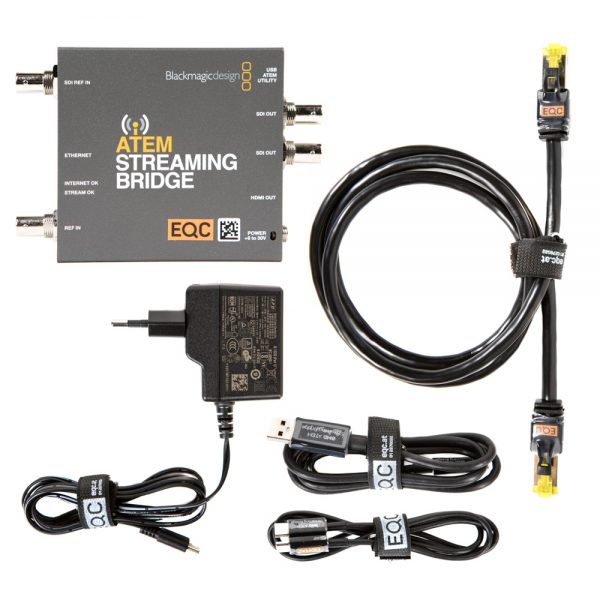 Blackmagic Design ATEM Streaming Bridge im Set mit Netzteil und Anschlusskabeln.