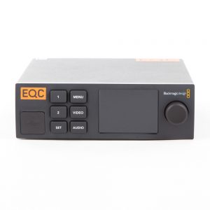 Blackmagic Design MultiView 4 Multiviewer mit vier 6G-SDI-Eingängen und Teranex Mini Smart Panel zur Steuerung.