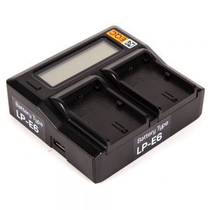 Blumax Dual-Ladegerät für zwei Canon-LP-E6-Akkus mit beleuchtetem LCD-Display und USB-Port.