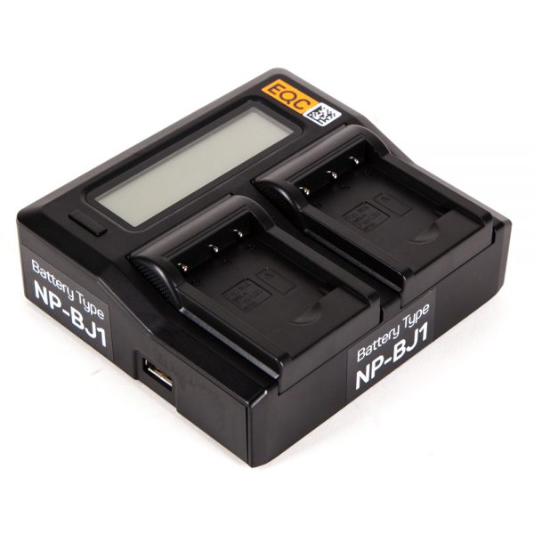 Blumax Dual-Ladegerät für zwei Sony-NP-BJ1-Akkus mit beleuchtetem LCD-Display und USB-Port.