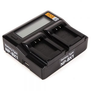 Blumax Dual-Ladegerät für zwei Sony-NP-BX1-Akkus mit beleuchtetem LCD-Display und USB-Port.