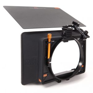 Bright Tangerine Misfit ATOM Klemm-Kompendium mit Karbonschirm, das sich zum Aufklemmen auf 114-mm-Objektive eignet.