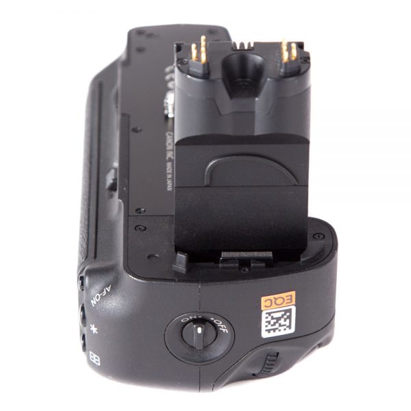Canon BG-E6 Batteriegriff für die EOS 5D Mark II mit geöffnetem Batteriefach und EQC-Kennzeichnung.