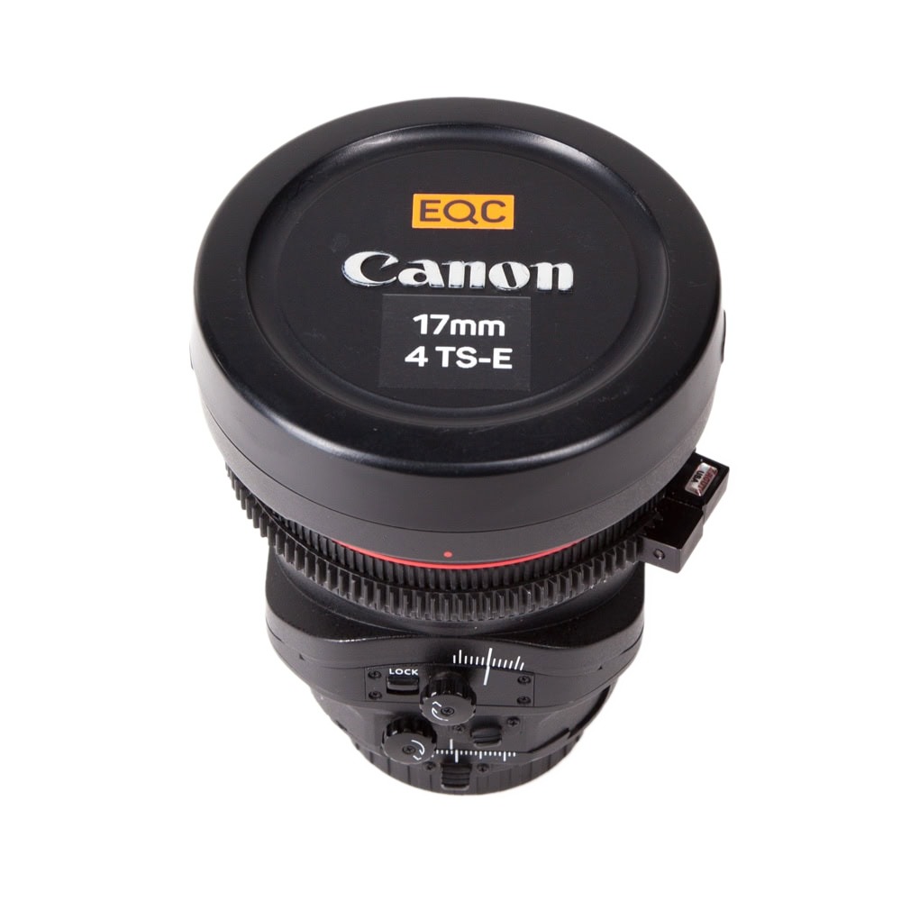 Canon TS-E 17mm f/4 L, ein Tilt-Shift-Weitwinkelobjektiv mit gewölbter Frontlinse ohne Filtergewinde.