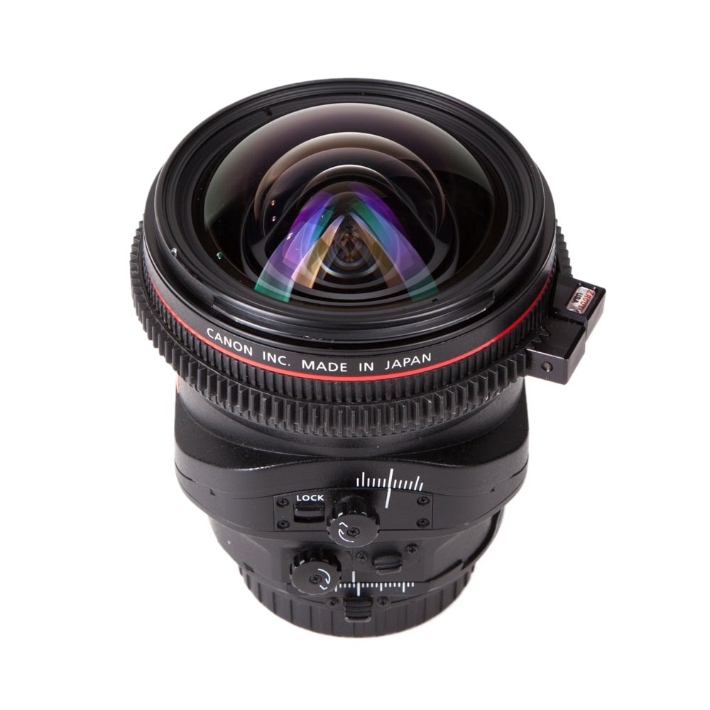 Canon TS-E 17mm f/4 L, ein Tilt-Shift-Weitwinkelobjektiv mit gewölbter Frontlinse ohne Filtergewinde.