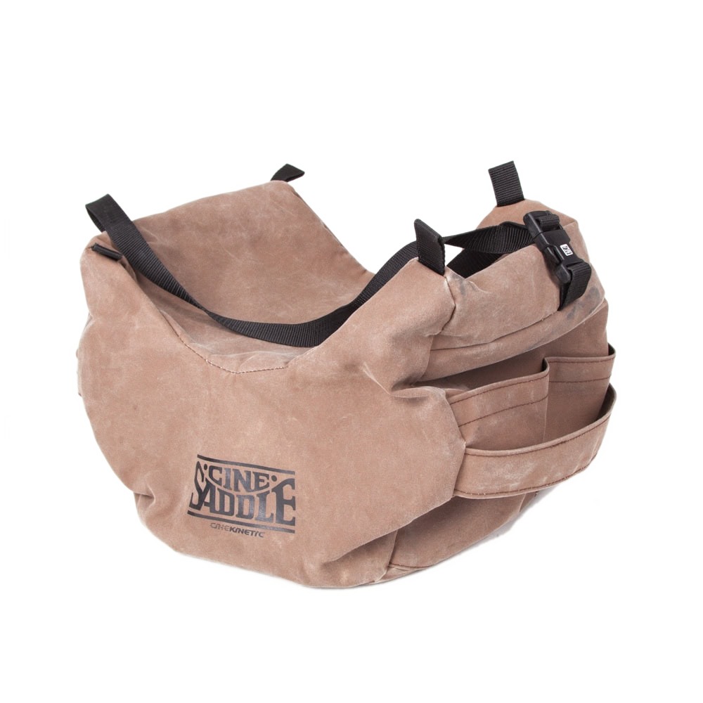 Cinekinetic Cinesaddle, flexibles Kamera-Kissen aus Wildleder zur Kameraabstützung auf unebenen Flächen.