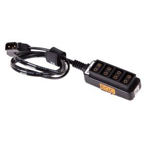 D-Tap Stromverteiler mit IEC-Netzkabel, splittet einen D-Tap-Ausgang auf vier Buchsen für Zubehör am Set.