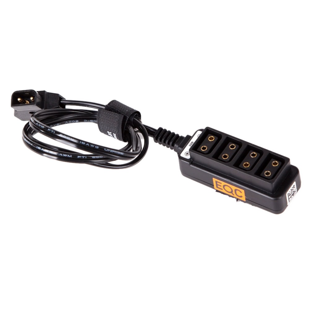D-Tap Stromverteiler mit IEC-Netzkabel, splittet einen D-Tap-Ausgang auf vier Buchsen für Zubehör am Set.