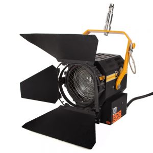 DeSisti HMI-Fresnel-Scheinwerfer mit 575 Watt Leistung und stufenlos einstellbarem Spot-Flood-Abstrahlwinkel.