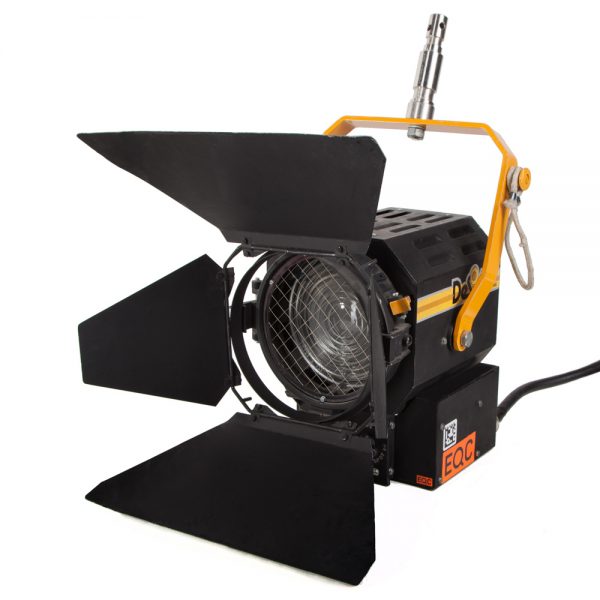 DeSisti HMI-Fresnel-Scheinwerfer mit 575 Watt Leistung und stufenlos einstellbarem Spot-Flood-Abstrahlwinkel.