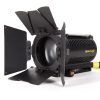 Fokussierbares Dedolight-Set mit sechs 150-W-Spots, Regelbereich 20:1 und Doppellinsen-Optik für präzise, saubere Lichtführung. Dedolight 150W/24V Ultimatives Set mit fokussierbaren Spots und Regelbereich 20:1 von Spot bis Flut.