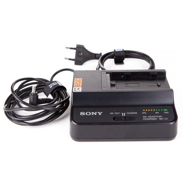 Sony BC-U1 Ladegerät und Netzteil für BP-U-Akkus, versorgt Kamera alternativ direkt mit Strom.