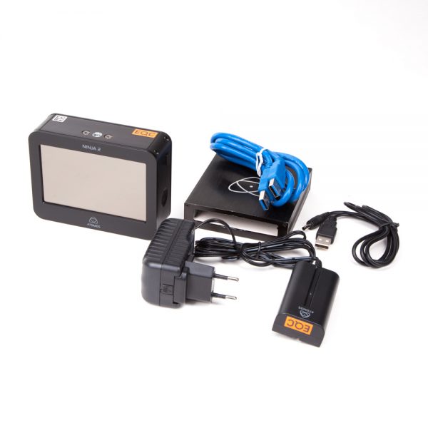Atomos Ninja 2 HDMI-Feldrekorder im Set mit Dock, Kabeln, Netzteil und NP-F-Akku.