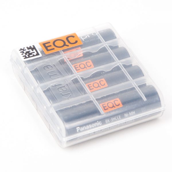Eneloop Pro 2450mAh AA-NiMH-Akkus im Viererset, vorgeladen, in transparenter Transportbox.