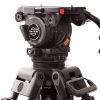 Cine-Stativsystem mit Fluidkopf auf 100-mm-Schale für anspruchsvolle Film- und Doku-Arbeit mit schweren Kamerakonfigurationen. Das Sachtler Cine 7+7 HD 100mm Stativsystem trägt den Namen CINE 7+7 HD direkt am Fluidkopf.