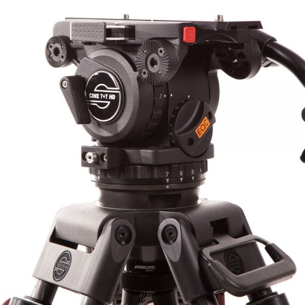 Das Sachtler Cine 7+7 HD 100mm Stativsystem trägt den Namen CINE 7+7 HD direkt am Fluidkopf.