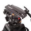 Cine-Stativsystem mit Fluidkopf auf 100-mm-Schale für anspruchsvolle Film- und Doku-Arbeit mit schweren Kamerakonfigurationen. Das Sachtler Cine 7+7 HD 100mm Stativsystem verfügt über eine verschiebbare Stativplatte mit mehreren Schrauben.