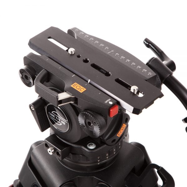 Das Sachtler Cine 7+7 HD 100mm Stativsystem verfügt über eine verschiebbare Stativplatte mit mehreren Schrauben.